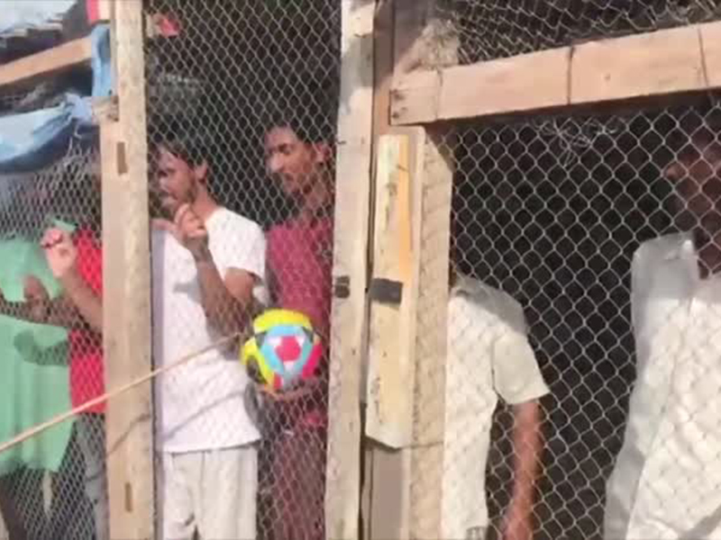 اضغط لمشاهدة الفيديو: إماراتي سجن مجموعة عمال داخل "قن دجاج"!